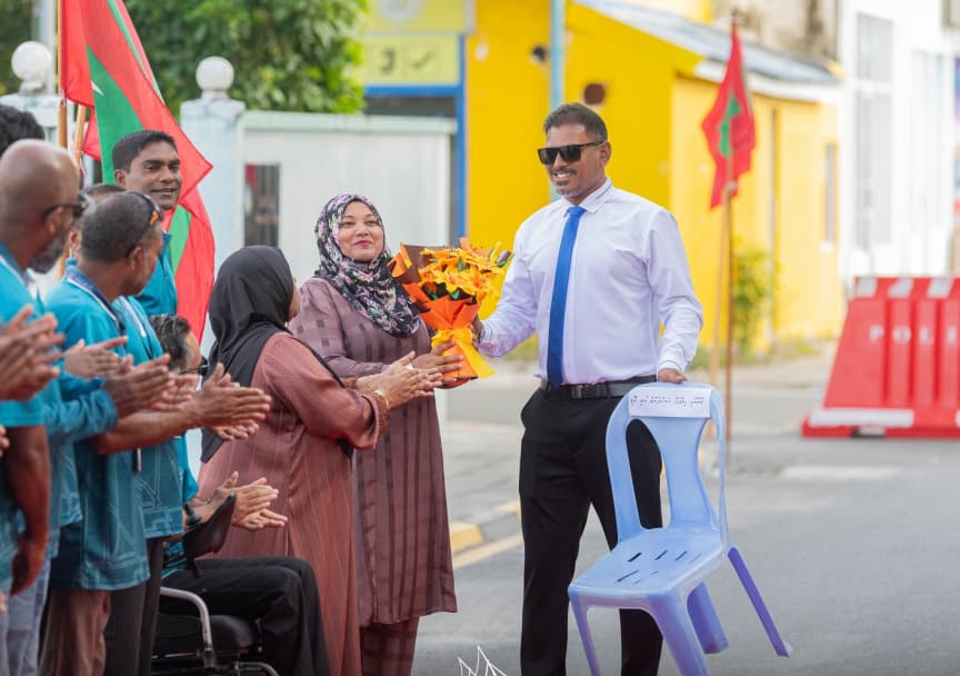 ތިނަދޫގެ އާބާދީ އޮޅުވާލި ކަމުގެ ތުހުމަތަށް މޭޔަރު ސައުދު ފުލުހަށް ހާޒިރުކޮށްފި